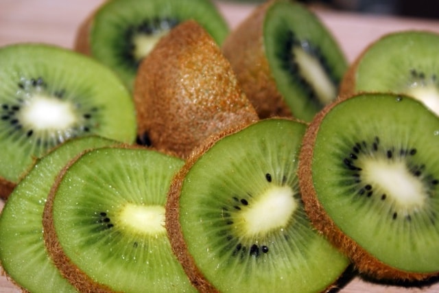 Vỏ ngoài xù xì chưa bao giờ làm giảm hương vị ngọt ngào của kiwi. Đây chính thức là loại trái cây có chứa nhiều vitamin C nhất, thành phần chủ yếu hỗ trợ làn da tươi sáng và rạng rỡ.