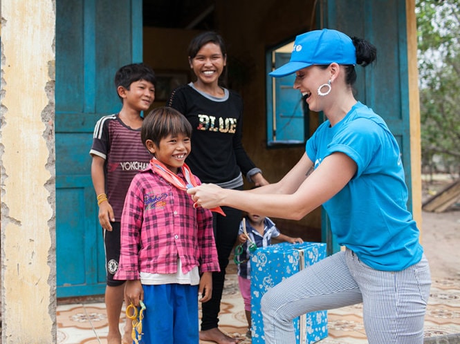 Đại sứ thiện chí của Unicef Katy Perry tặng cho bé Ka Da Khang chiếc khăn của cô khi tới thăm Ninh Thuận - Ảnh: UNICEF/UN020186/Quan