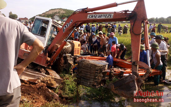 Hiện trường nam thanh niên bị máy xúc đè chết dưới mương nước