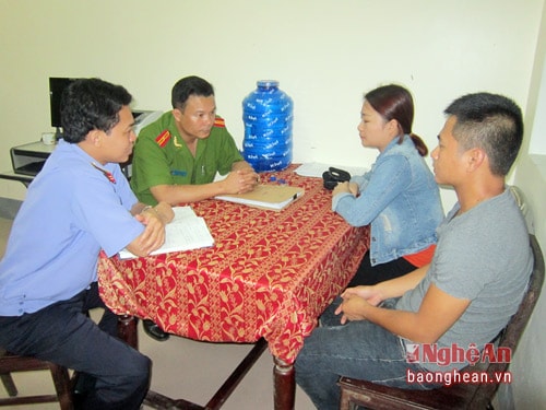 Cơ quan điều tra và Viện KSND tỉnh Nghệ An làm việc với các đối tượng tham gia đánh bạc.