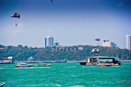  Đảo san hô ( Coral Island ) _ tên tiếng Thái là Koh Lann_một trong những đảo có bãi biển đẹp nhất Thái Lan với bờ cát biển mịn màng sánh đôi cùng làn nuớc biển xanh trong vắt. Bờ biển kéo dài hơn 4,5km trải dài từ Bắc tới Nam và hơn 90% diện tích đảo là rừng nguyên sinh với hệ động thực vật đa dạng phong phú , đảo san hô hoang sơ , Coral hứa hẹn là một địa điểm du lịch biển đầy thơ mộng và lý thú , rất thích hợp cho một chuyến du lịch khám phá biển đảo.