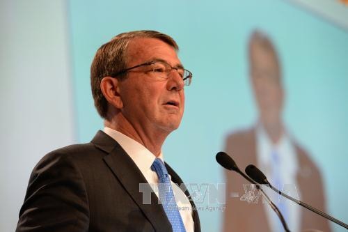 Bộ trưởng Quốc phòng Mỹ Ashton Carter phát biểu tại phiên họp Shangri-La. Ảnh: AFP/TTXVN