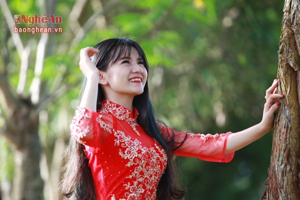 Cảnh đẹp, người xinh tạo nên sự kết hợp gây xao xuyến lòng người. Thiếu nữ Võ Thị Thanh Thảo đến từ Quỳ Hợp nhẹ nhàng trong tà áo dài tinh khôi.