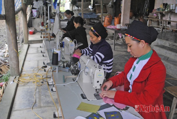 Chị em bản Xiềng, xã Môn Sơn tại xưởng dệt HTX Thủ công mỹ nghệ Môn Sơn - Con Cuông.