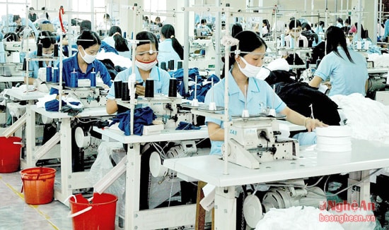 May hàng xuất khẩu tại công ty CP may Halotexco.  Ảnh: An Vinh