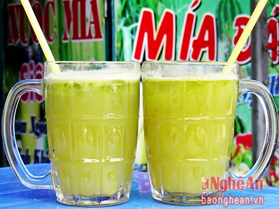 Nước mía là một trong những đồ uống đắt khách trong những ngày nắng nóng vì tác dụng giải nhiệt, giá lại bình dân