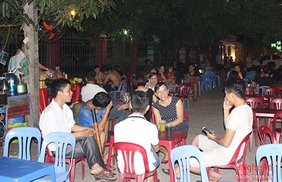 Hàng, quán giải khát vỉa hè trên đường Hồ Tùng Mậu luôn tấp nập khách, đặc biệt vào buổi tối