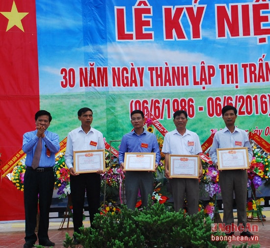 Trao bằng khen của Chủ tịch UBND tỉnh cho các tập thể và cá nhân.