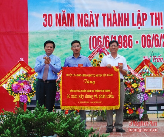 Trao Cờ thi đua của 