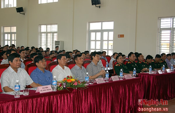 Các đại biểu dự lễ khai mạc