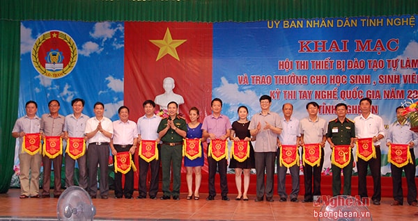 Lãnh đạo tỉnh, Sở LĐ-TB&XH trao cờ lưu niệm cho các đơn vị tham gia Hội thị.