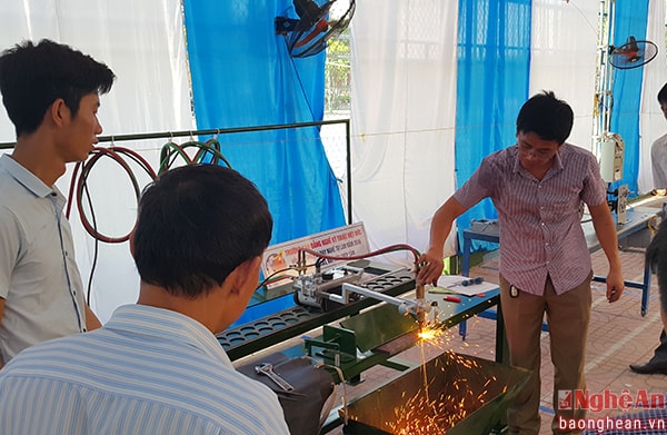 Giáo viên Trường Cao đẳng nghề KT-CN Việt Hàn giới thiêu thiết bị mô tả quá trình cắt thép tấm bằng nhiệt.
