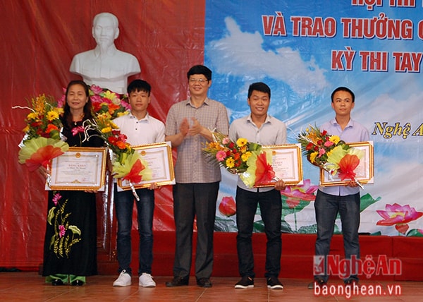 Lãnh đạo tỉnh trao thưởng cho các thí sinh và giáo viên đạt giải Nhất, Nhì tại Kỳ thi tay nghề Quốc gia năm 2016.
