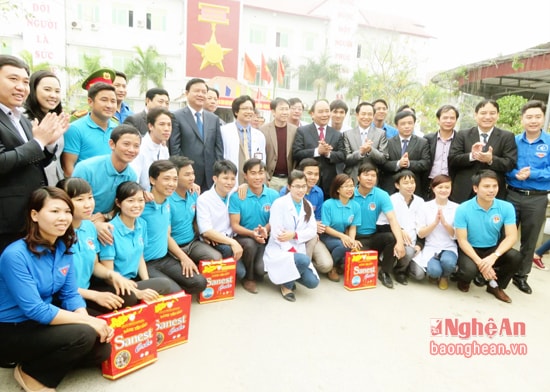 2 Đội Sơ - Ứng cứu nhanh tai nạn giao thông Diễn Kỷ vinh dự được các đồng chí lãnh đạo Trung ương về tặng quà, biểu dương