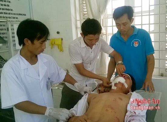 Các thành viên của Đội đang tiến hành cơ cứu cho nạn nhân Đặng Minh Khoa trước khi đưa đi bệnh viện