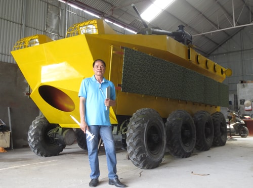  Ông Nguyễn Đình Chính bên chiếc xe bọc thép vừa chế tạo.