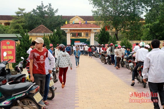 Chiều 6/6, hàng trăm phụ huynh và học sinh ở nhiều bản làng xa xôi đã về trường THPT Quỳ Hợp 3 tìm hiểu thông tin về Kỳ thi tuyển sinh vào lớp 10