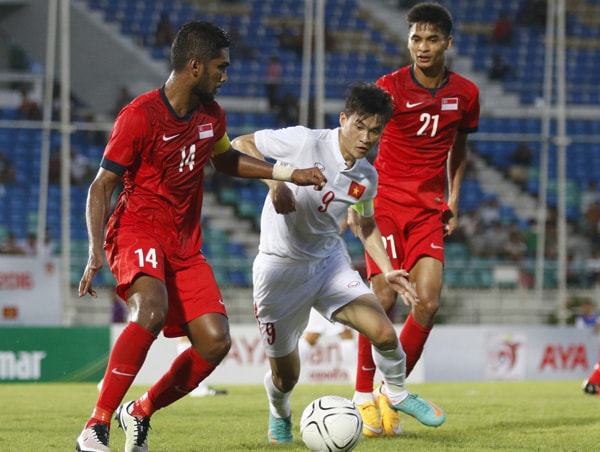  Công Vinh là người hùng của tuyển Việt Nam, ghi ba bàn trong hai trận.