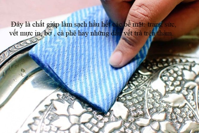 Cách sử dụng: Đặt một ít kem đánh răng lên các vết bẩn, chờ một vài phút , chà xát trực tiếp lên bề mặt cần làm sạc, sau đó rửa sạch.