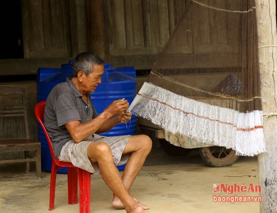 Những người già trong các bản hàng ngày vẫn cặm cụi để sản xuất ra những chiếc chài đánh cá cho con cháu.