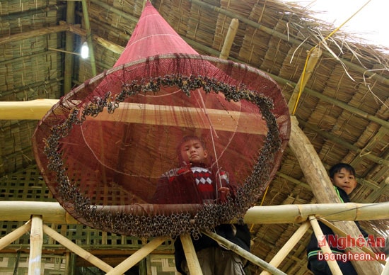 Trong các ngôi nhà sàn của người Thái, chiếc chài được treo lên như trang trí thêm vẻ đẹp cho ngôi nhà và đây cũng là cách họ tôn trọng công sức của cha ông mình làm ra.