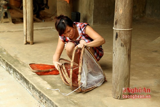 Một dụng cụ nữa không thể thiếu để đánh bắt cá và các sinh vật khác dưới khe suối là