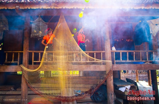 Một tấm chài treo trước hiên nhà. Ảnh: Trọng Sách