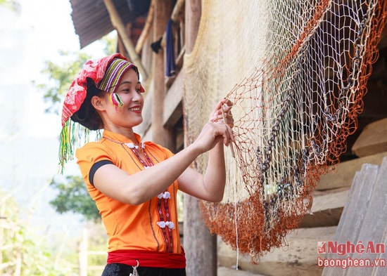Việc đan chài cũng không xa lạ với bất cứ ai trong cộng đồng Thái sống gần sông suối