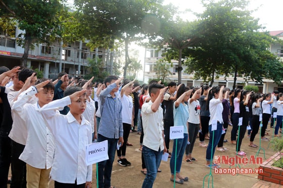 Lễ chào cờ trong buổi lễ khai mạc của học sinh Thị xã Thái Hòa