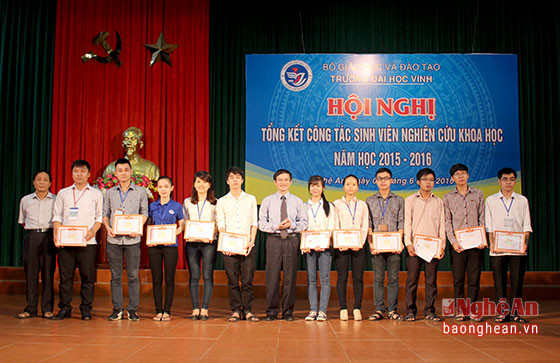 PGS.TS Ngô Đình Phương - Phó Hiệu trưởng trường ĐH Vinh trao giấy khen và phần thưởng cho các tập thể, cá nhân 