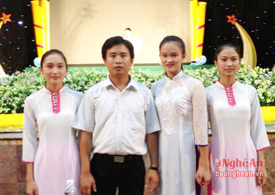 -Thầy Nguyễn Nhật Đức và 3 học trò do thầy trực tiếp giảng dạy tại lễ  tuyên dương, khen tthưởng học sinh đạt điểm cao trong kỳ thi Đại học năm 2015