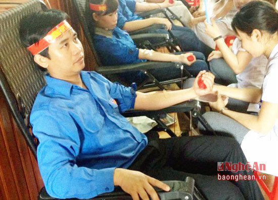 -Thầy Nguyễn Nhật Đức và các em học sinh trường THPT Thanh Chương 3 tham gia hiến máu nhân đạo gày 8/5/ 2016.