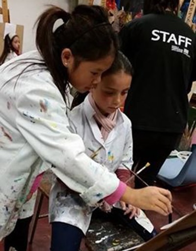 Jacquelyn dạy vẽ cho trẻ em Australia. Ảnh: NVCC