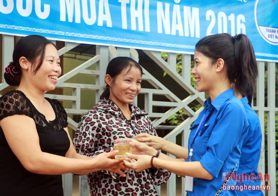 Đội thanh niên tình nguyện Phường Hòa Hiếu tiếp sức mùa thi tại điểm thi trường THPT Thái Hòa