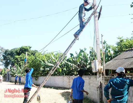 Tiến hành công đoạn lắp bóng đèn cho công trình.