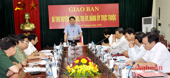 Đồng chí Nguyễn Đắc Vinh- Ủy viên Trung ương Đảng, Bí thư Tỉnh ủy dâng hoa lên Anh linh Chủ tịch Hồ Chí Minh.
