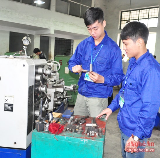 Sinh viên Trường đại học Kỹ thuật Vinh trong giờ thực hành tiện