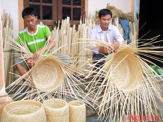 Sản xuất hàng mây tre đan ở làng nghề Đông Phú xã Khánh Thành, Yên Thành (Ảnh: Xuân Hoàng)