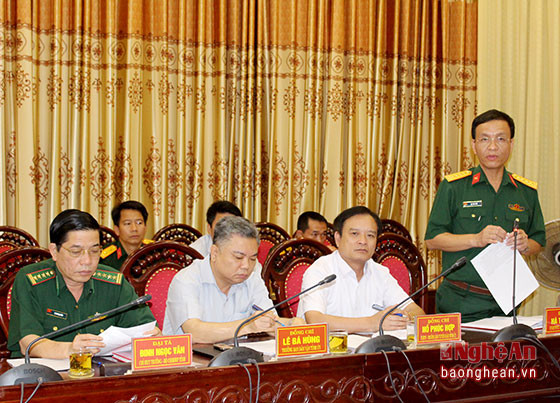 Đại tá Hà Tân Tiến - Ủy viên Ban Thường vụ Tỉnh ủy, Chỉ huy trưởng Bộ CHQS tỉnh phát biểu tại hội nghị.