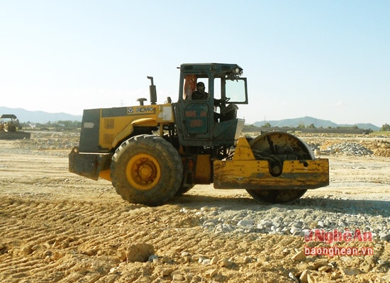 Cải cách thủ tục hành chính đã góp phần thu hút nhiều dự án vào đầu tư trên địa bàn huyện. Ảnh: san lấp mặt bằng Dự án nhà máy sản xuất dày dép xuất khẩu tại xã Nghi Diên.