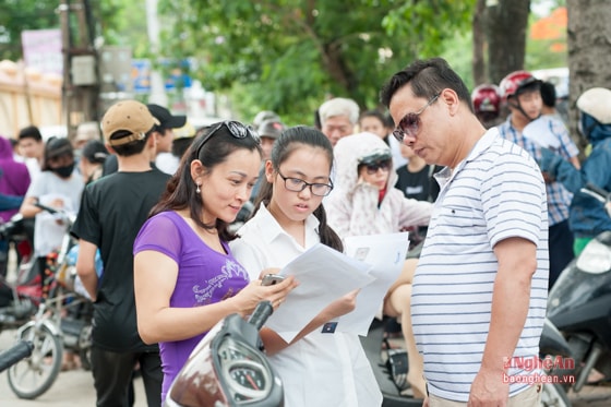 Thí sinh và phụ huynh tại điểm thi vào Trường THPT Hà Huy Tập