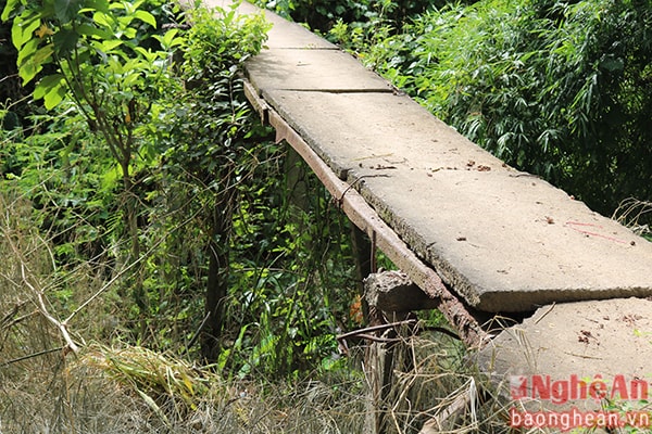 Phía dưới cầu là khe sâu 12 m khiến nó trở thành chiếc bẫy nguy hiểm cho những ai qua cầu. 