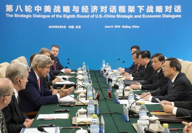 Ủy viên Quốc vụ Dương Khiết Trì và Ngoại trưởng John Kerry chủ trì cuộc Đối thoại Chiến lược và Kinh tế Trung- Mỹ 2016. Ảnh: Manila Bulletin.