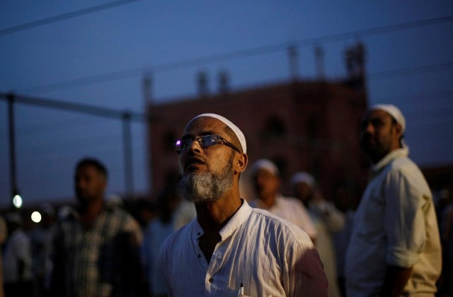 Đàn ông Hồi giáo ngước lên bầu trời tìm mảnh trăng khuyết trong đêm tháng lễ chay tịnh linh thiêng Ramadan tại Đại Thánh đường (Jama Masjid) trong khu phố cổ của Delhi, Ấn Độ hôm 6/6.