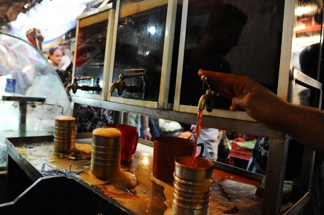 Món đồ uống truyền thống được phục vụ trong tháng ăn chay của người Hồi giáo tại Tripoli, Liban hôm 6/6.
