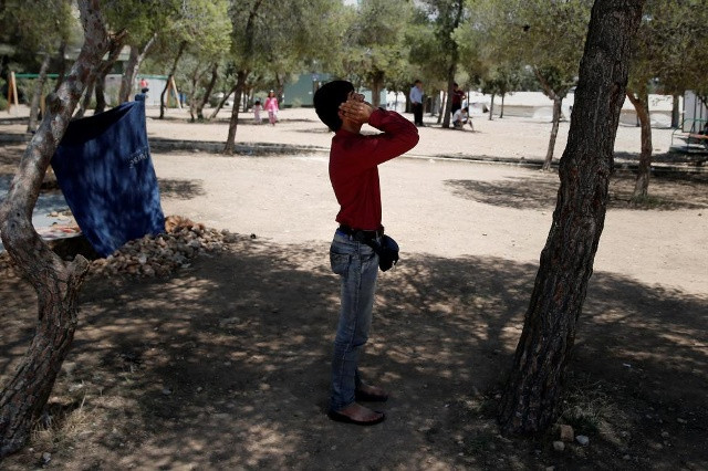 Ngay cả trong những hoàn cảnh khốn khổ, những người di cư và tị nạn tại khu trại ở Schisto, gần Athens, Hy Lạp cũng không quên tiến hành cầu nguyện hôm 6/6.