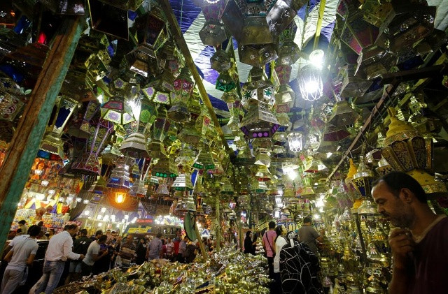 Người dân dạo quanh các quầy hàng bày bán đèn lễ hội và đèn lồng Ramadan tại khu chợ quận Sayida Zienab ở thành phố cổ kính Cairo của Ai Cập vào ngày đầu tháng lễ.
