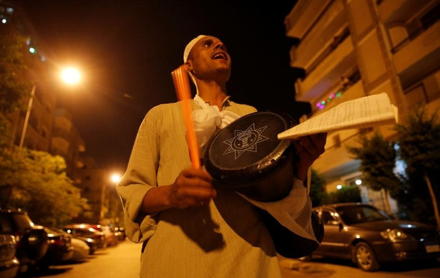 Từ lúc trời còn tối mịt, người ta đã nghe tiếng trống mõ đánh thức các tín đồ dậy dùng bữa trước lúc bình minh tại Cairo, Ai Cập hôm 6/6.