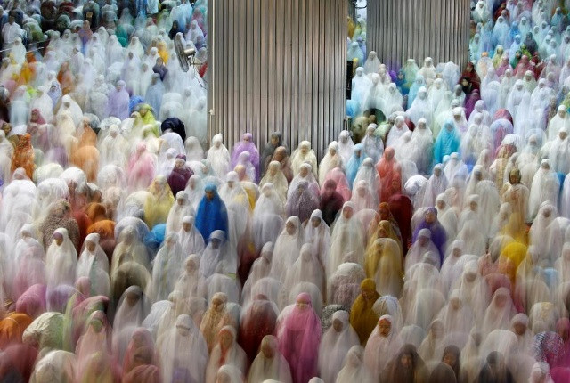 Hình ảnh ấn tượng khi đông đảo tín đồ dự lễ cầu nguyện tại đền thờ Istiqlal, Jakarta, Indonesia.