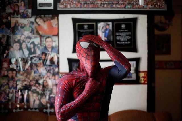 Khoác lên mình bộ đồ hóa trang đặc trưng của nhân vật người nhện (Spiderman) trong bộ phim siêu anh hùng của hãng Marvel.